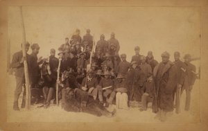 Soldados Búfalo de la 25ª Infantería, algunos con túnicas de búfalo, Fort Keogh, Montana, 1890 de American Photographer